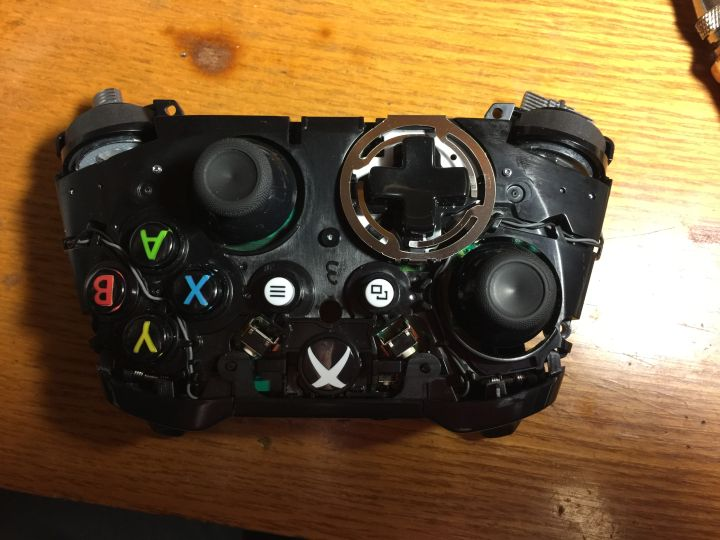 XBOX controller vs PS4 controller, which one looks better ? TVsBook