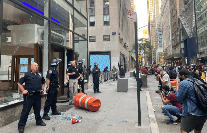 Marching protestors broken NY Nintendo Store Winodw