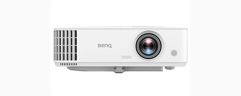 How does BenQ projector adjust the picture size?