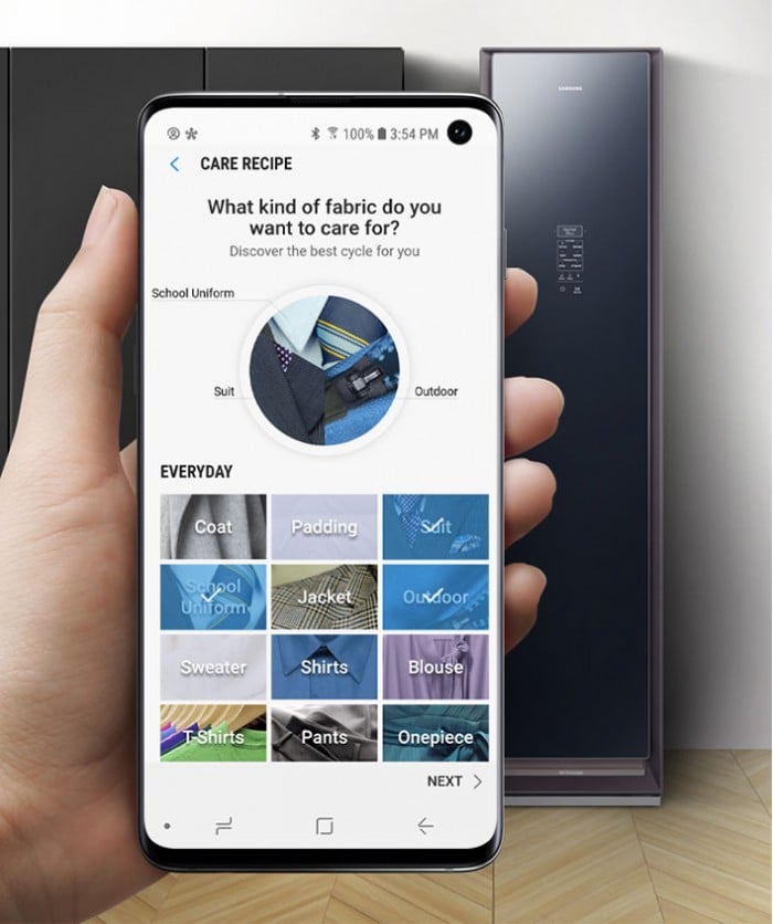 Smart wardrobe is coming. Let's take a look at the Samsung AirDresser.