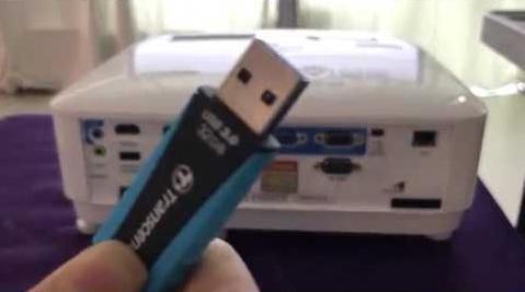 connect U disk to projector.jpg