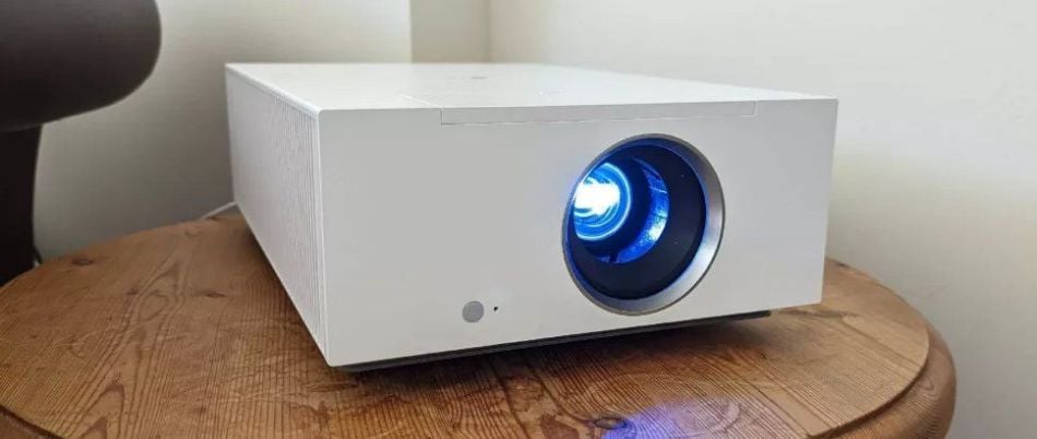 LG CineBeam HU710PW len.jpg