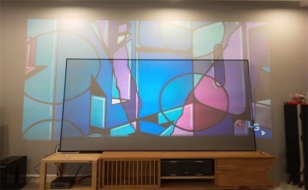 projector screen vs white wall (1).jpg