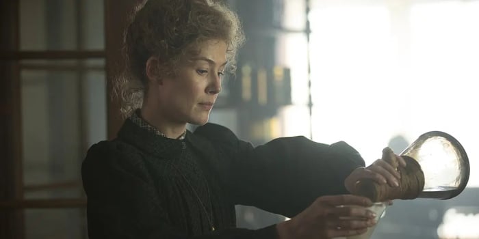 Radioactive movie short review: Chaotic plot but great performance of Rosamund Pike 